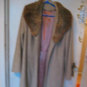 Lady's coat with fur like collor